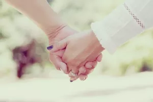 Snaga dodira: Držanje za ruke u teškim trenutcima može odagnati bol