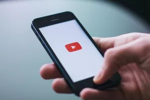 YouTube pomoću Wikipedije kreće u borbu s lažnim vijestima i teorijama zavjere