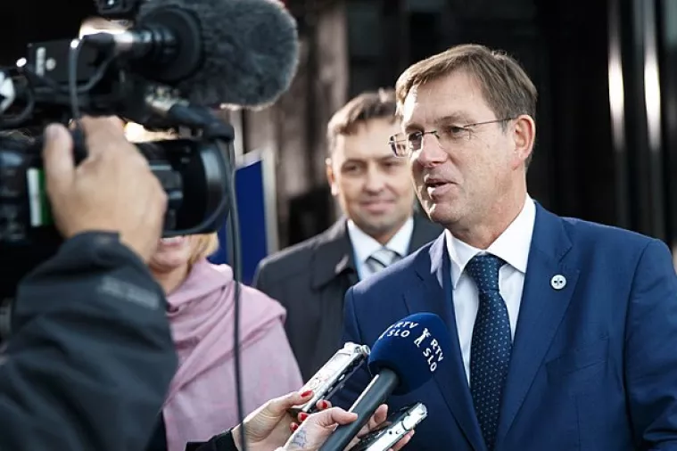 Cerarova ostavka neznatno ubrzava izbore - slovenski mediji