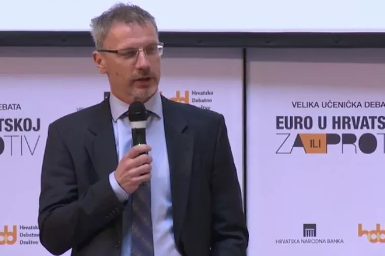 FOTO: Vujčić s gimnazijalcima u HNB-u debatirao o uvođenju eura