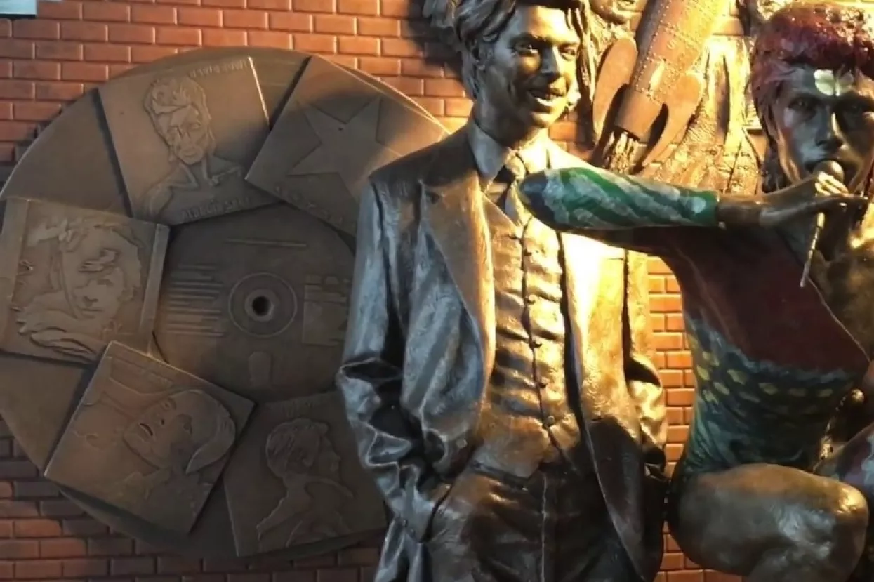 Engleski gradić Aylesbury podigao spomenik velikom Davidu Bowieju