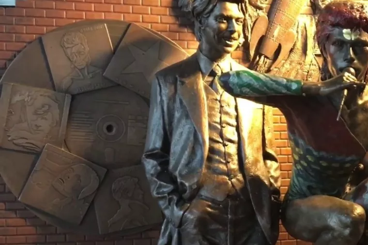 Engleski gradić Aylesbury podigao spomenik velikom Davidu Bowieju