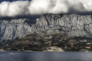 Biokovske vrhove zabijelio je snijeg