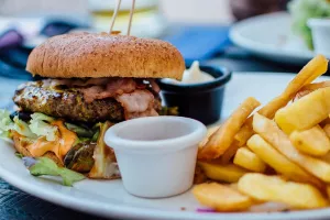 Hrana iz restorana organizam puni plastifikatorima