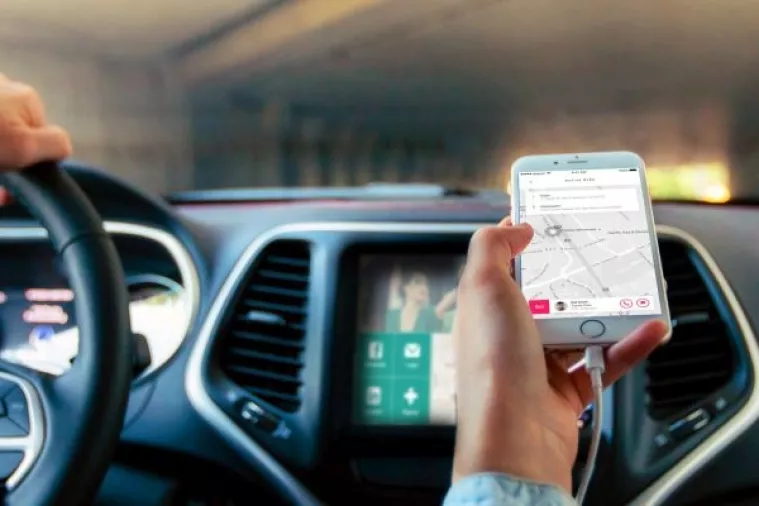 Uvodi se naručivanje taksija putem aplikacije, ukida se ograničavanje broja taksi dozvola