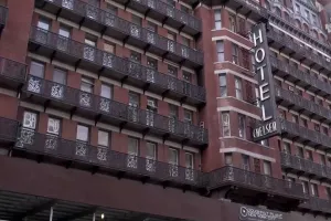 Beskućnik spasio vrata legendarnog Chelsea Hotela koja idu na aukciju