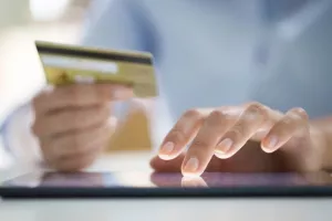 Adidas naumio udvostručiti internetsku prodaju, zatvara fizičke trgovine