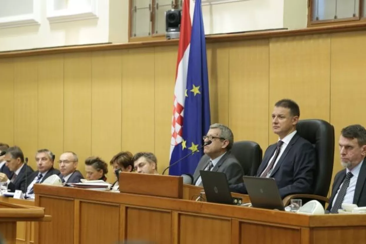 Vučiću gaženje hrvatske zastave nedopustivo, žali zbog prekida posjeta Jandrokovića