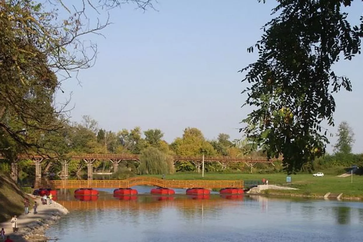 Uz stotinjak Karlovčana i ministar Ćorić zasukao rukave te čistio obalu Korane od smeća