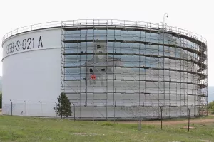 Ina oslikava spremnik u Rijeci