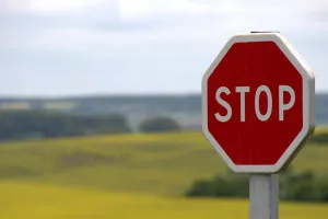 Upozorenje regulatora – ne ulazite u poslovni odnos s Denisom Strotmanom