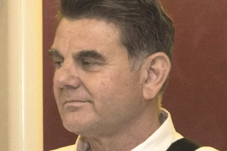 Zarobljen između države i Ploča