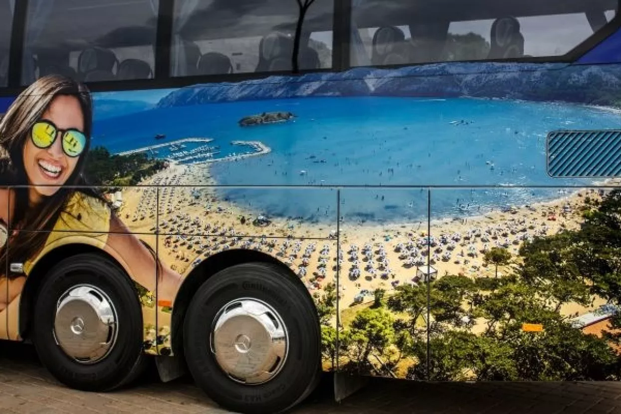 Autobus kao razglednica Raba poslana u Europu