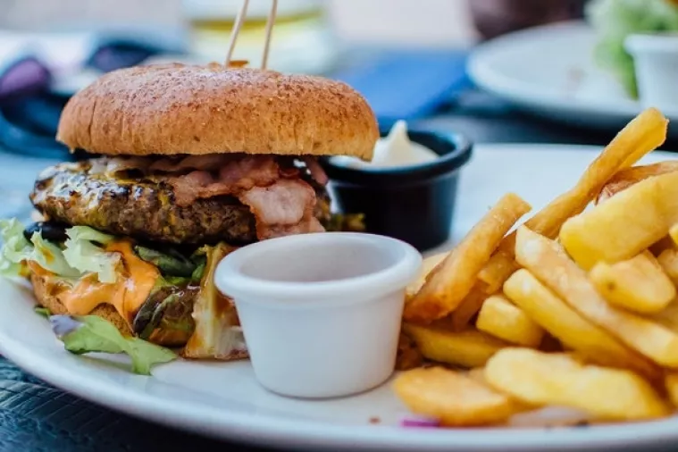 Brza hrana udvostručuje rizik od neplodnosti