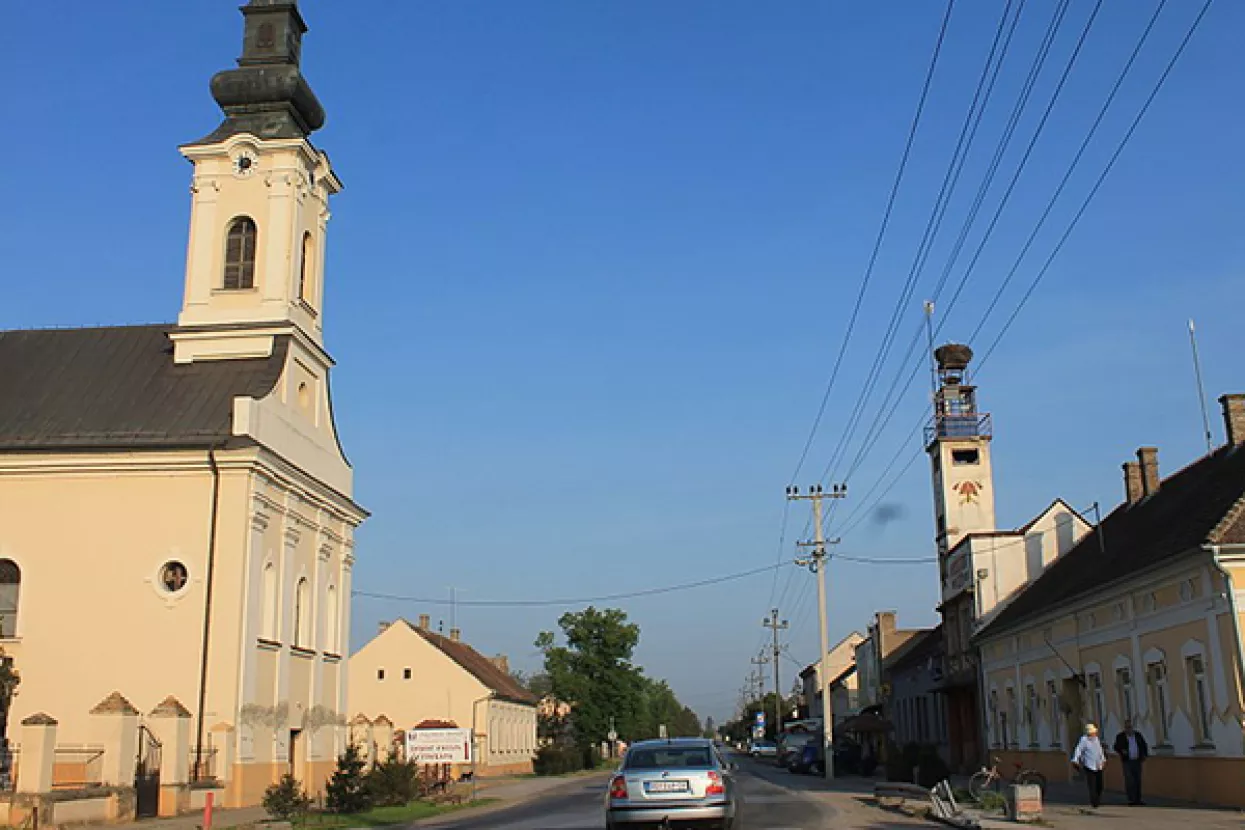 Kordoni policije blokiraju prilaz Hrtkovcima, sprječavaju 'Šešeljev miting'