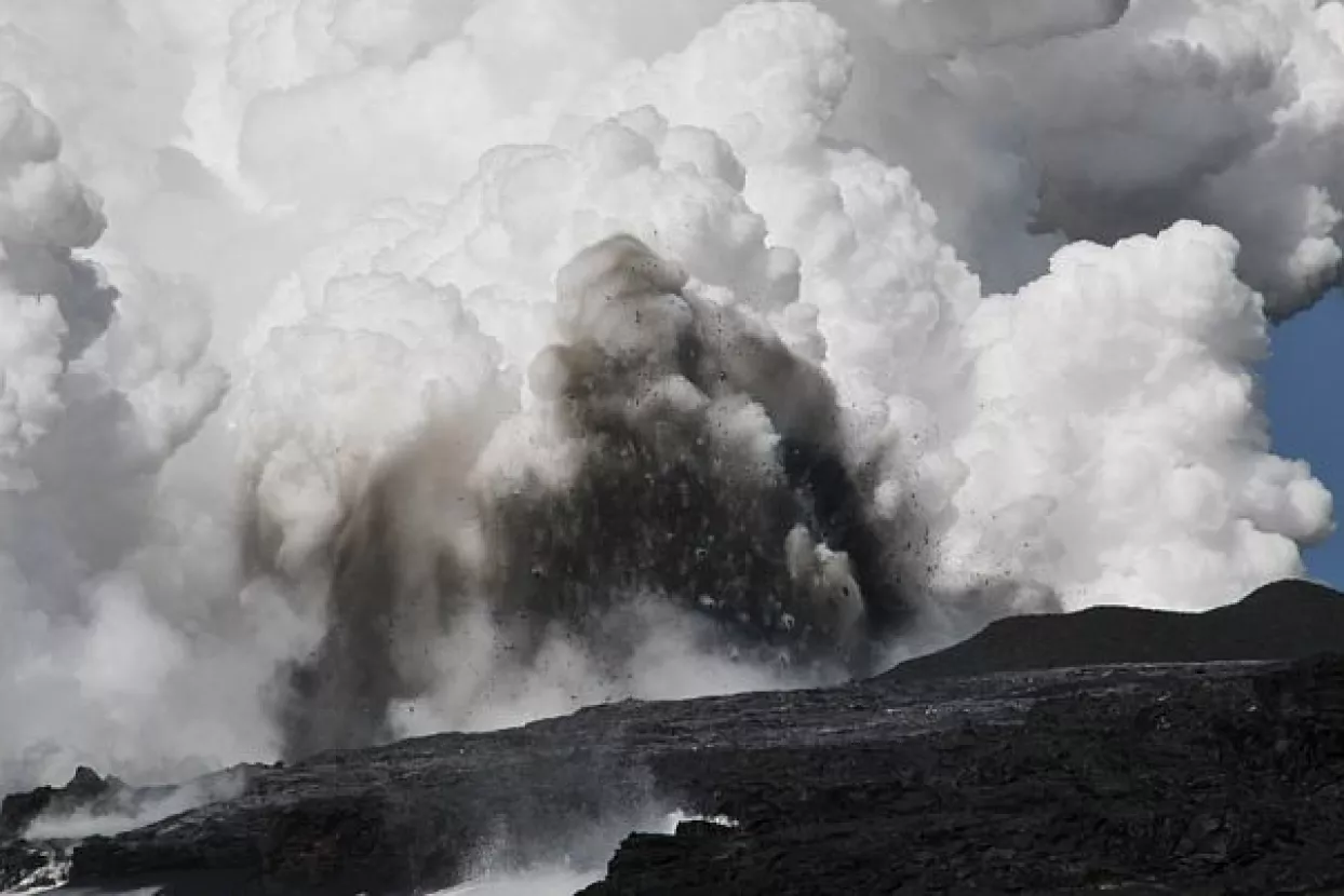 Nova pukotina u vulkanu na Havajima, lava letjela 12 metara uvis
