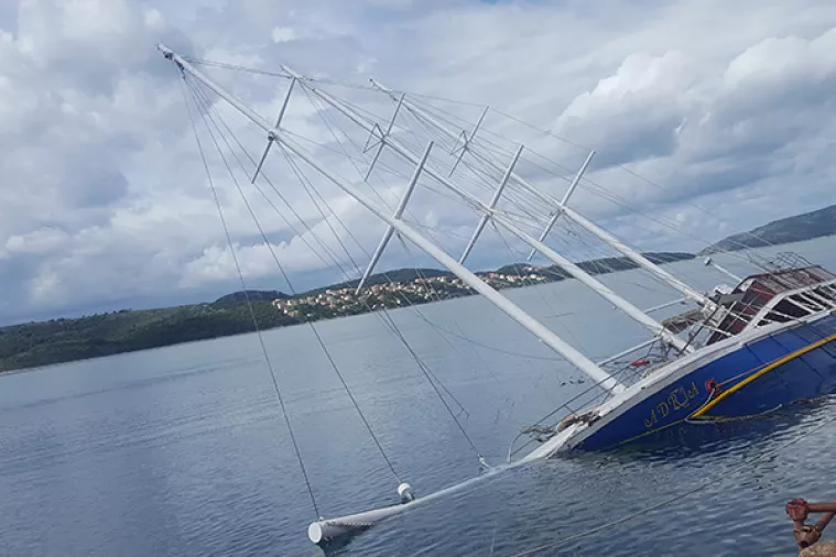 Dan za havarije - U Brodotrogiru potonuo jedrenjak, slovenskom Triglavu otkazala sva tri motora