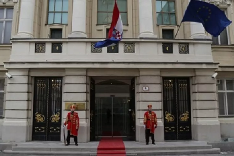 Većina oporbe napustila sabornicu, traži prijevremene izbore