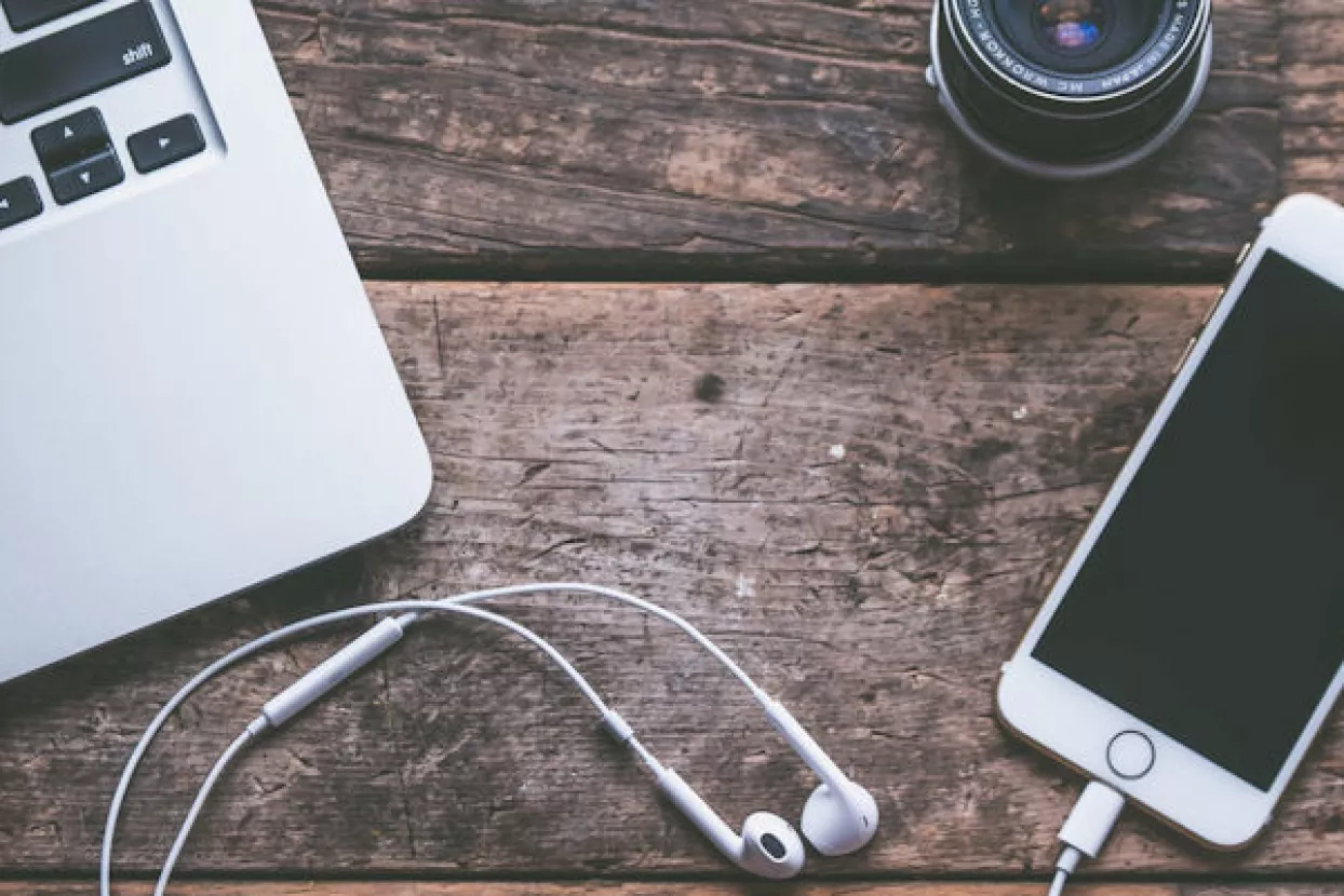 Prodaja pametnih telefona lani pala prvi put od 2007.