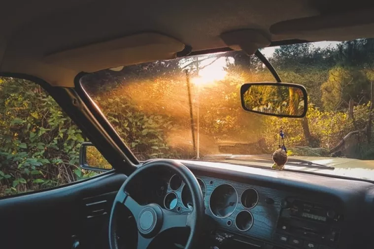 Automobili parkirani na suncu nakon sat vremena postižu 'paklene temperature'