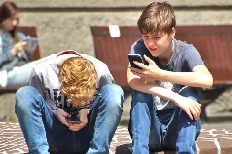 Francuska zabranjuje mobitele u osnovnim školama