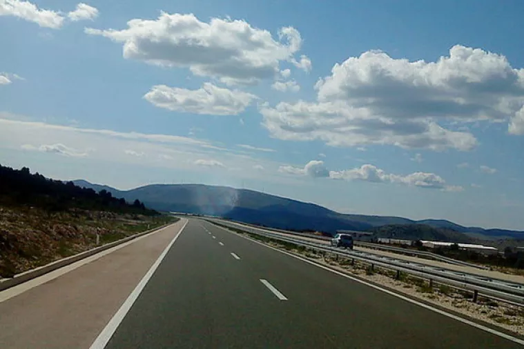 &Scaron;to se vi&scaron;e isplati, putovati na more starom cestom ili autocestom?