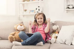 Roditelji, ograničite vrijeme koje djeca provode sa slušalicama