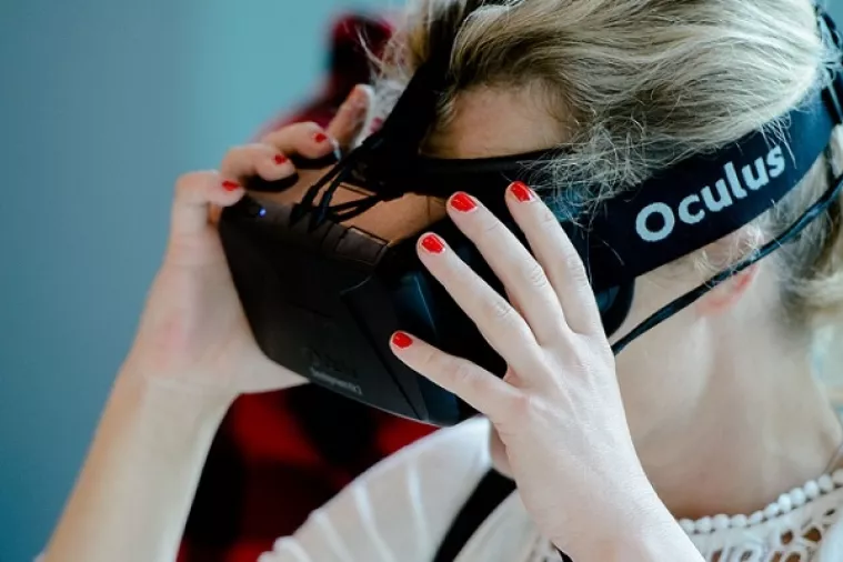 Oculus TV - veliki virtualni televizor u virtualnoj dnevnoj sobi