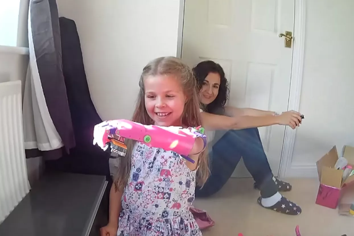 'Stop srednjovjekovnim spravama!': Team UnLimbited djeci poklanja šarene 3D isprintane proteze