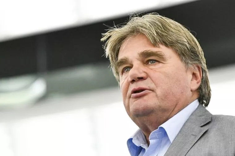 Jakovčić: Nitko nema pravo otimati slobodu na internetu i društvenim mrežama