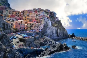 Devet kompanija koje žele da njihovi zaposlenici putuju i plaćaju im za to