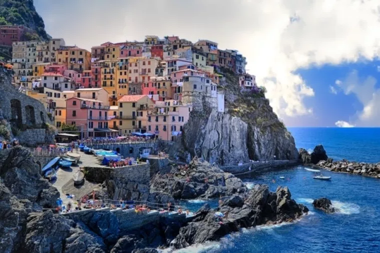 Devet kompanija koje žele da njihovi zaposlenici putuju i plaćaju im za to