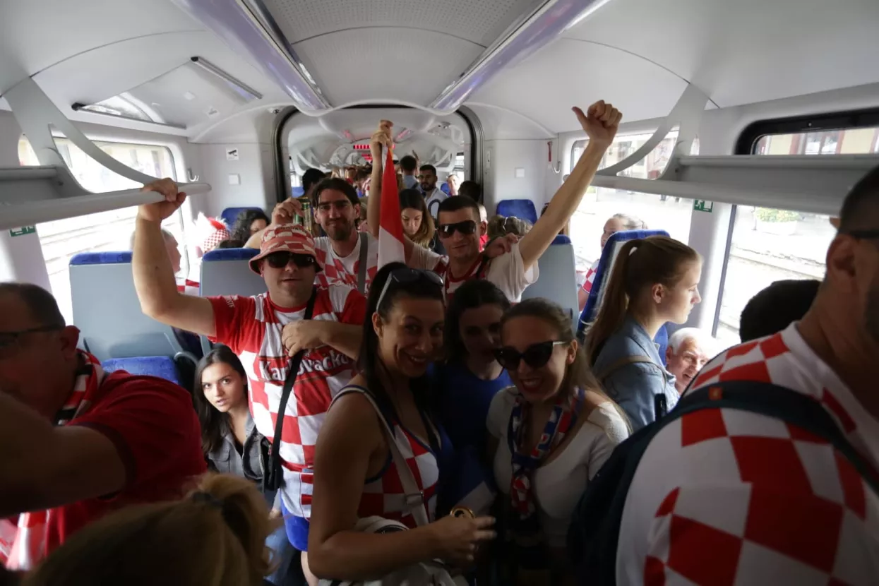 Navijači se od jutra roje na Trgu, svi su spremni veličanstveno dočekati Vatrene