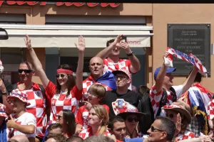 Migovi pozdravili nogometaše, na Trgu bana Jelačića čeka ih 80 tisuća ljudi