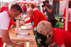 FOTO: Menadžeri Podravke od zore su u 'poljskom uredu', sve u čast krastavaca