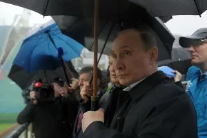 Hrvatska tvrtka Kisha poklonila Putinu 10 kišobrana da ne pokisne kao na dodjeli medalja