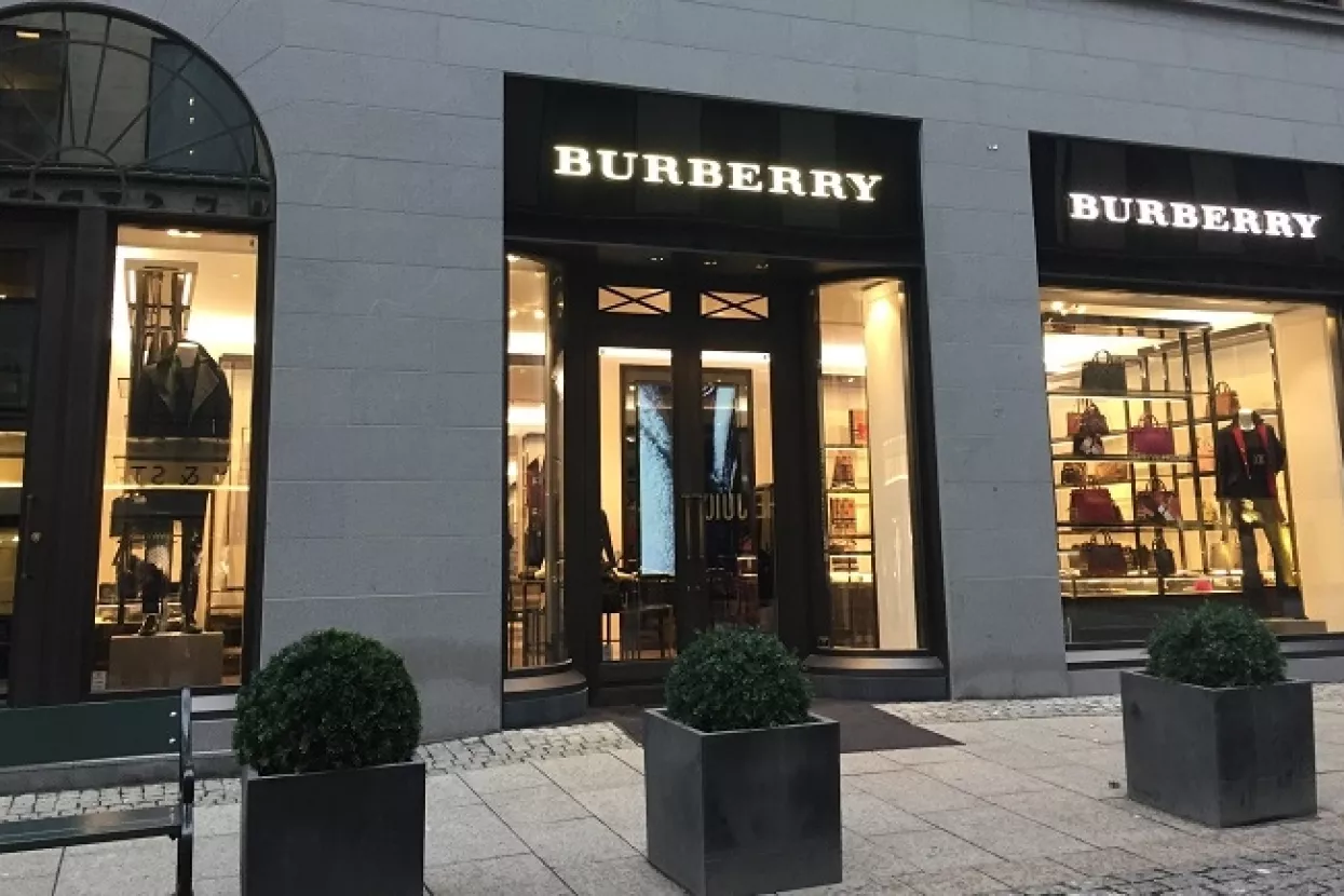 Burberry spalio torbe, odjeću i parfeme vrijedne milijune
