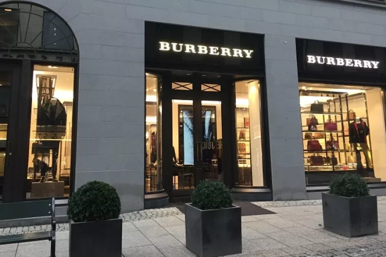 Burberry spalio torbe, odjeću i parfeme vrijedne milijune