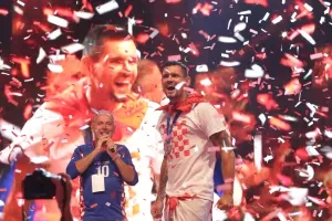 Višnja Starešina: Nogometaši na vrućem limenom krovu neispravnog autobusa