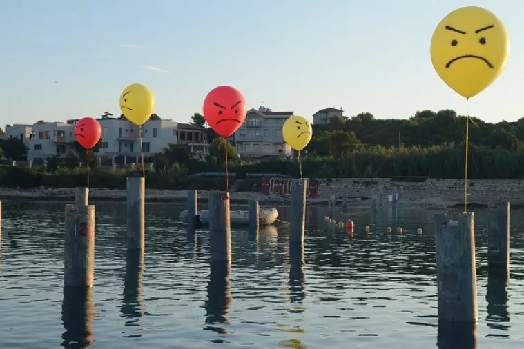 Građani Pule balonima protiv ski-lifta u uvali Valovine