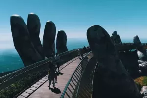 Vijetnam: Divovske ruke 'drže' Zlatni most