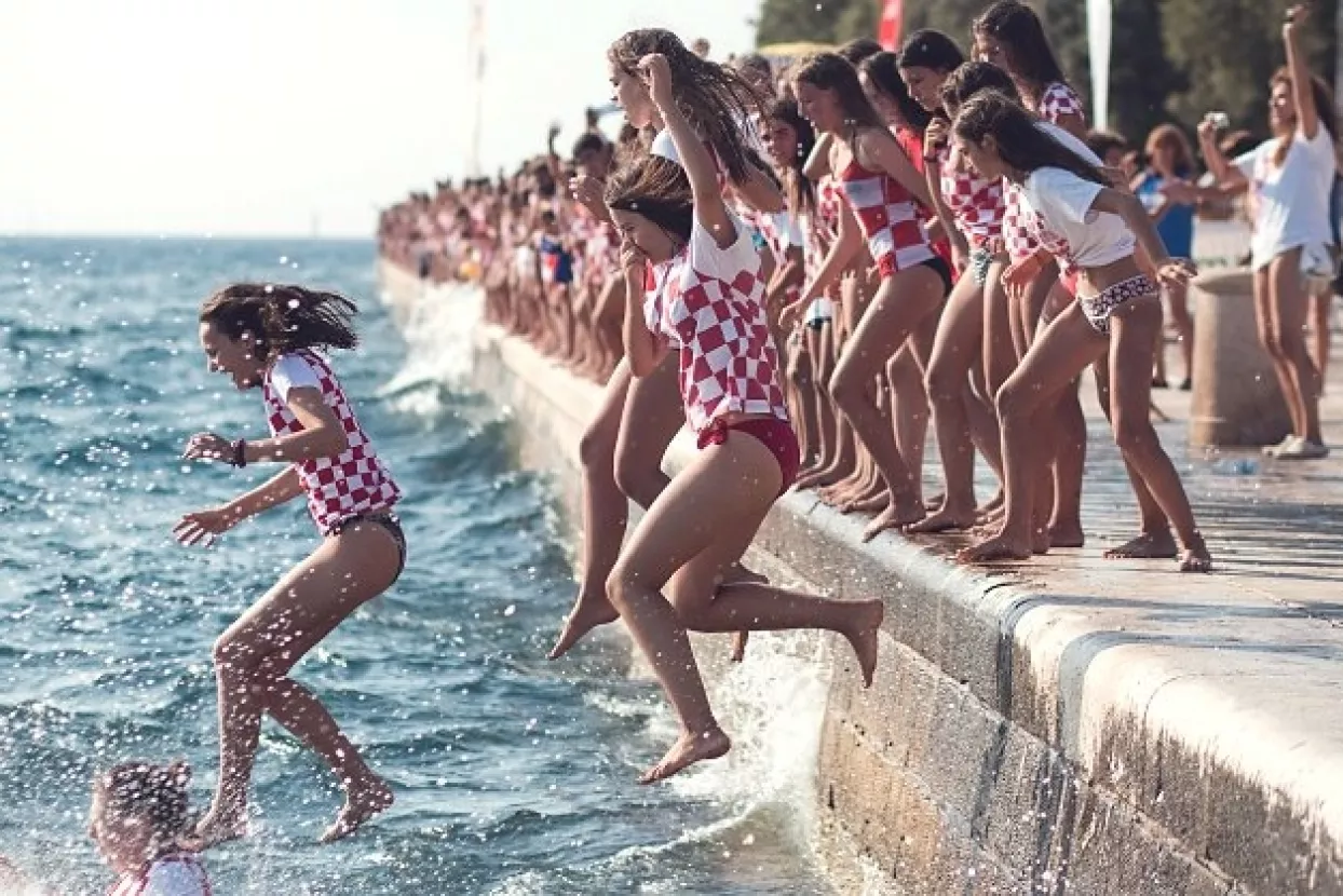 Dm millennium jump: 3.000 Zadrana skočilo s rive i pomoglo djeci s teškoćama u razvoju