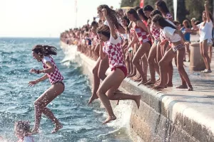 Dm millennium jump: 3.000 Zadrana skočilo s rive i pomoglo djeci s teškoćama u razvoju