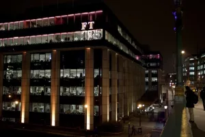 Izvršni direktor Financial Timesa vraća 500.000 funti povišice zbog žalbe novinara