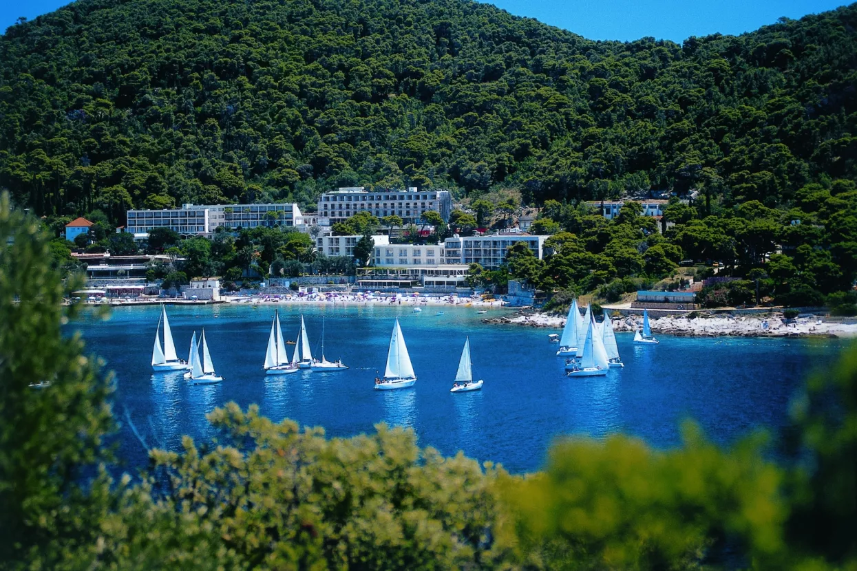 Objavljen javni poziv za kupnju državnih dionica Hotela Maestral i poslovnih udjela Cluba Adriatic