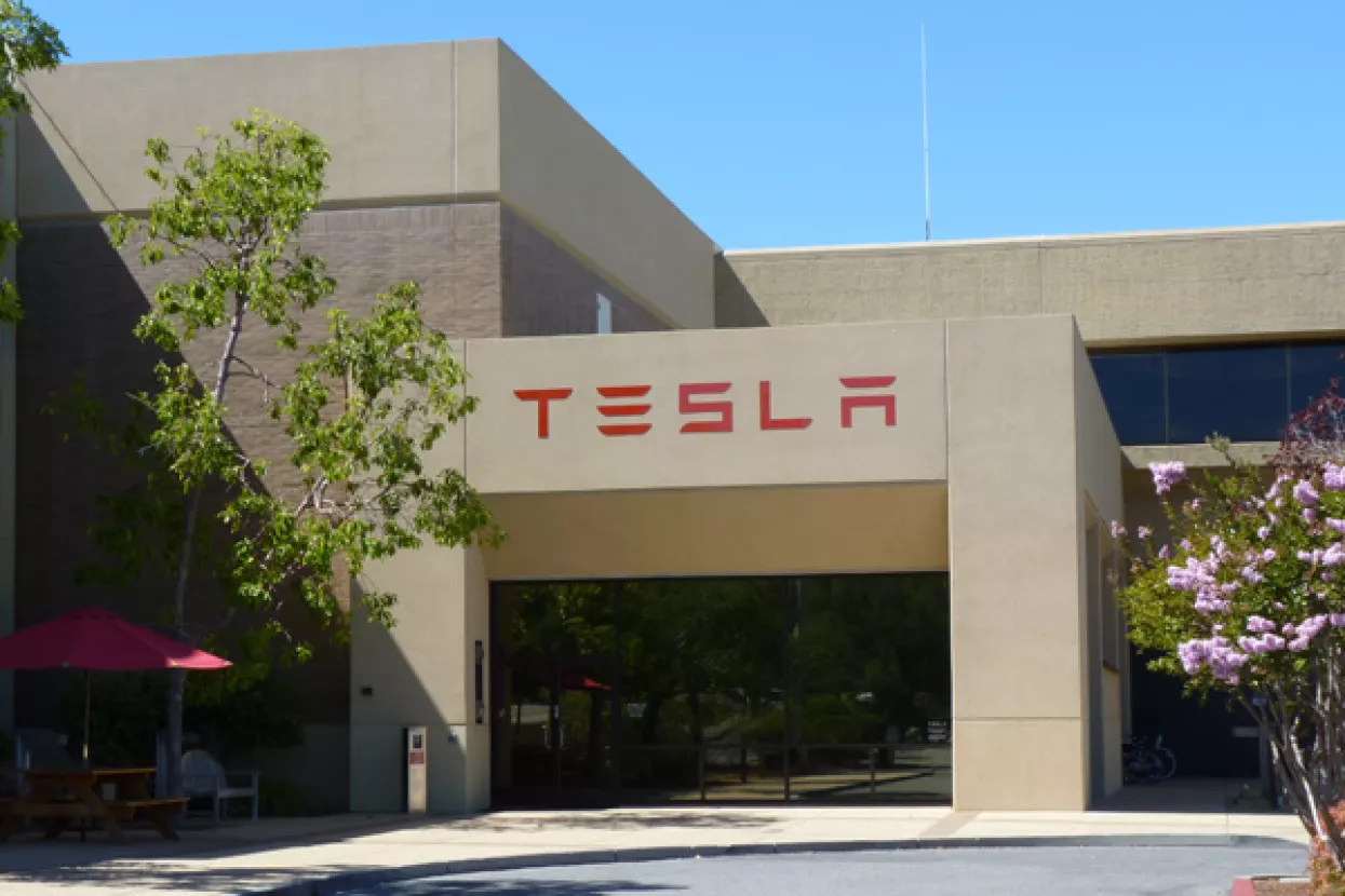 Tesla ne povlači dionice s burze