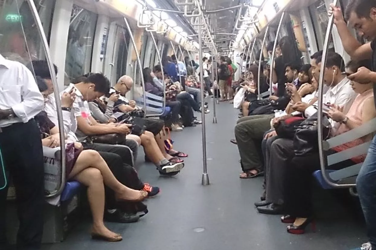 Znanstvenici: Slanje mejlova na putu do posla trebalo bi se računati kao posao