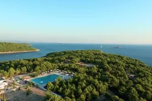 Nakon izviđačke prošlosti otok Obonjan je postao cjelogodišnji raj za korporacije