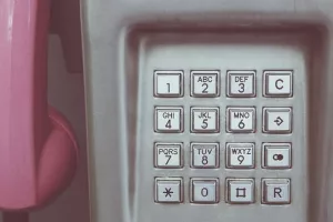 HAKOM: Prihodi od telefonskih usluga padaju, internet promet konstantno raste