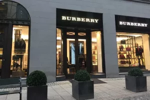 Burberry želi postati društveno odgovoran - neće koristiti krzno ni spaljivati odjeću